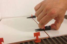 Преимущества использования клиньев для выравнивания плитки при укладке Система быстрой укладки плитки